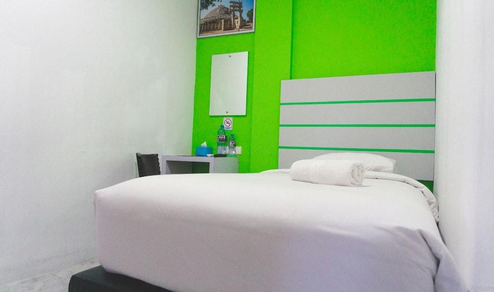 Oyo 1825 Marcopolo Homestay Pekanbaru Exterior photo