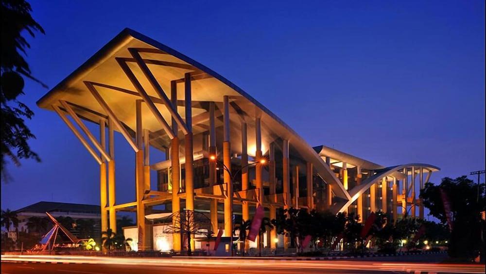 Oyo 1825 Marcopolo Homestay Pekanbaru Exterior photo