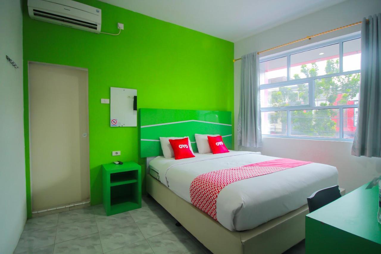 Oyo 1825 Marcopolo Homestay Pekanbaru Exterior photo