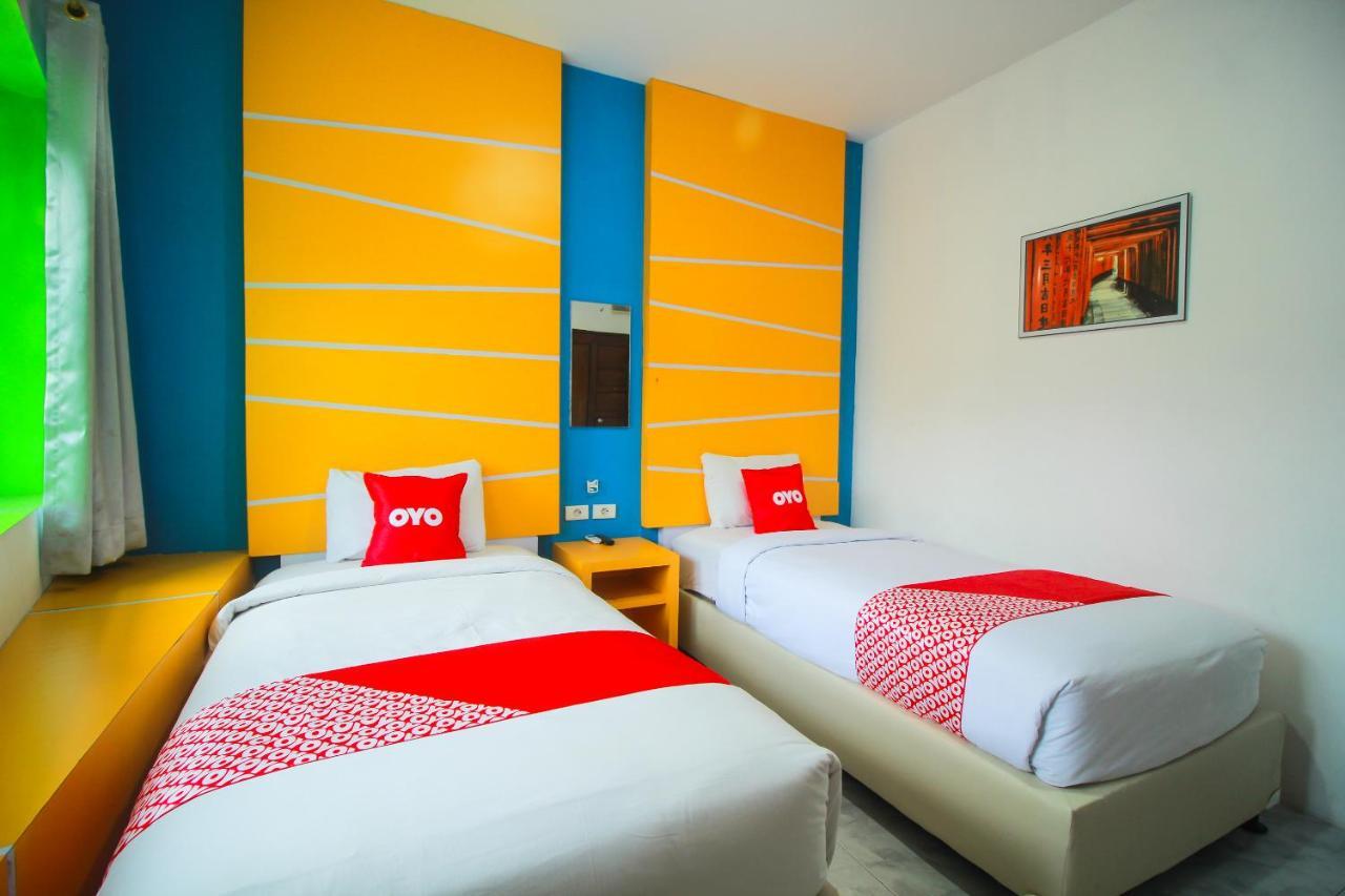 Oyo 1825 Marcopolo Homestay Pekanbaru Exterior photo